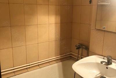 Apartament cu 3 camere semidecomandat în Turceni