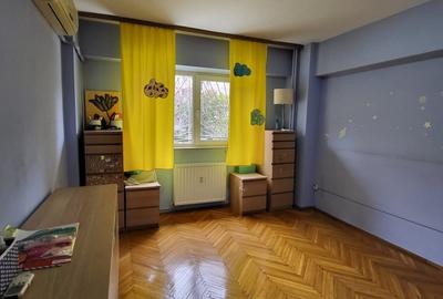 STRADAL, et. 1/10, decomandat, vedere mixta, bloc 1985 REABILITAT, tramvaiul 41 - 11