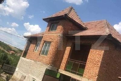 Casă individuală cu 5 camere în Marin