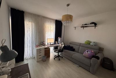 Apartament cu 3 camere semidecomandat în Rahova