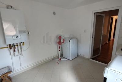 Apartament cu 3 camere decomandat în Capitale - 9