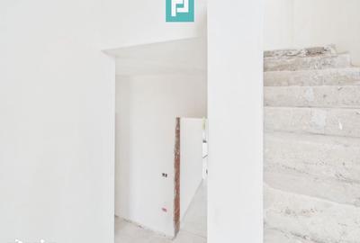 Casă cu 4 camere cu Teren 350 Mp în Dumbrăvița