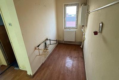 2 cam, et.3, 40mp, bl.caramida, cu C.T, fara imbunatatiri,Intr.Buzesti - 2