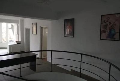 Spațiu comercial, de 300 mp, în Central - 8