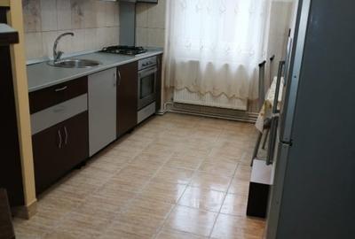 Apartament cu 3 camere nedecomandat, mobilat în Gheorgheni