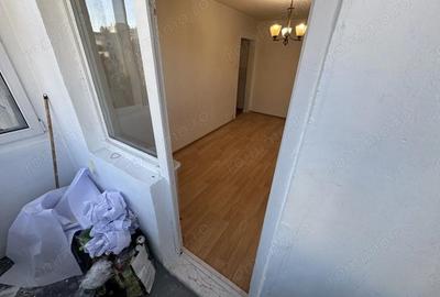 Apartament cu 3 camere semidecomandat în Km 4 - 3