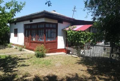 Casă cu Teren 900 Mp în Costești - 1