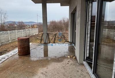 Casă cu 4 camere cu Teren 535 Mp în Micești