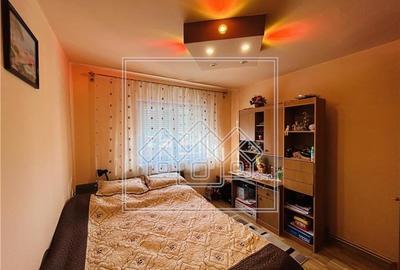 Ap decomandat, 3 camere, 2 balcoane si pivnita - V. Aaron - 14