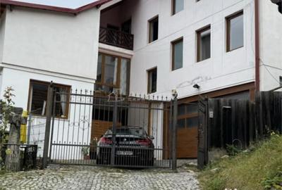 Casă cu 10 camere cu Teren 300 Mp în Centrul Istoric - 2