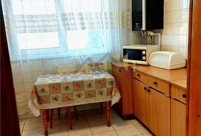 Apartament cu 3 camere semidecomandat în Micro 3 - 6