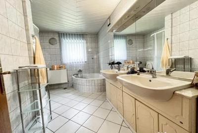 Casă cu 8 camere cu Teren 1800 Mp în Central - 10