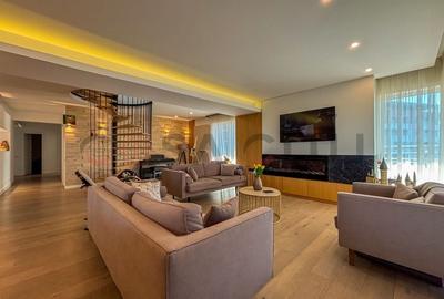Penthouse cu 5 camere semidecomandat, mobilat în Bună Ziua