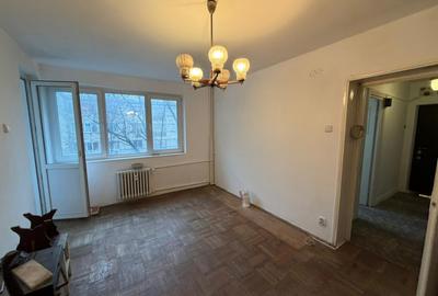 Apartament cu 3 camere semidecomandat în Giulești