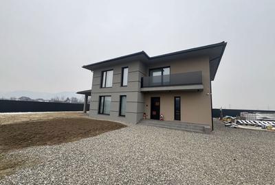 Casă cu 4 camere în Central - 1