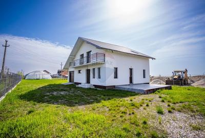 Casă cu 4 camere cu Teren 1000 Mp în Bradu