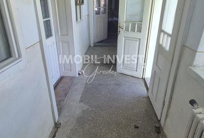 Casă cu 3 camere cu Teren 3500 Mp în Central - 3