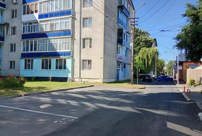 Vand apartament 3camere, decomandat, parter inalt,zona decebal - 10
