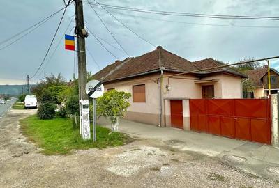 DOUA Case, curte comuna, 700mp teren, Bocsa Montana - 1