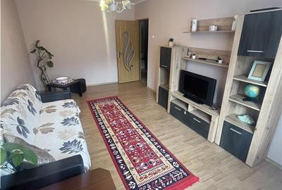 Apartament cu 3 camere decomandat, mobilat în Tei