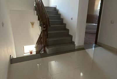 Casă cu 6 camere cu Teren 307 Mp în Colentina