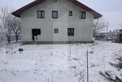Casă cu Teren 1000 Mp în Central