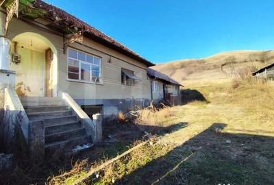 Casă cu 2 camere cu Teren 2619 Mp în Central