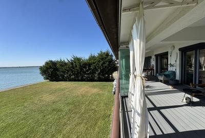 Un apartament ca o casa, cu peluza si ponton pe lac - 20