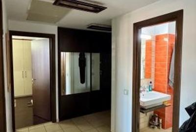 Apartament cu 3 camere decomandat, mobilat în Văcăresti