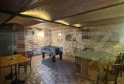 Casă cu 7 camere cu Teren 3000 Mp în Central - 3