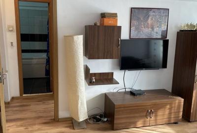Apartament cu 3 camere semidecomandat, mobilat în Gorjului