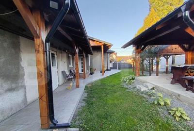Casa cu 3 camere,baie, bucatarie,anexe.pivni?a teren 800 m - 4