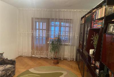 Apartament 3 camere , zona Liceul Economic - B-dul Garii, de - 1