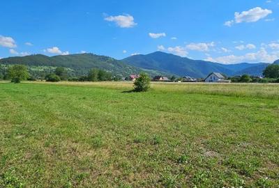 Teren de 4400 mp, în Nord