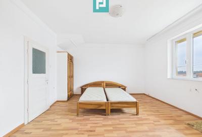 Casă individuală cu 12 camere cu Canalizare în Băile 1 Mai - 4