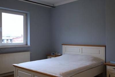 Apartament cu 3 camere semidecomandat, mobilat în Universitate