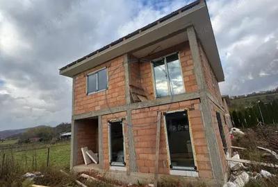 Casă cu 4 camere cu Teren 350 Mp în Central - 1
