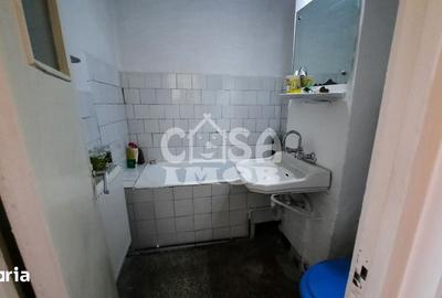 Apartament cu 2 camere semidecomandat în Micro 6 - 7
