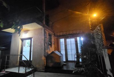 Casă individuală(P+!E+pod)+casă parter în aceeași curte. Teren 270 mp.Curte 150 - 12