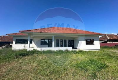 Casă cu 4 camere cu Teren 718 Mp în Lăpuș - 1