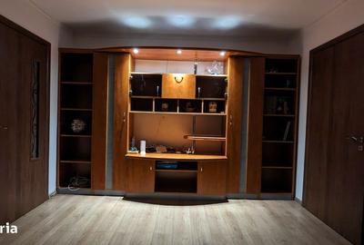 Apartament cu 3 camere decomandat în Exterior Vest