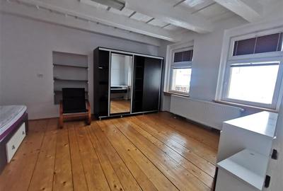 Apartament cu 2 camere la casa, cu curte si parcare, utilitati incluse, la 5 min - 4