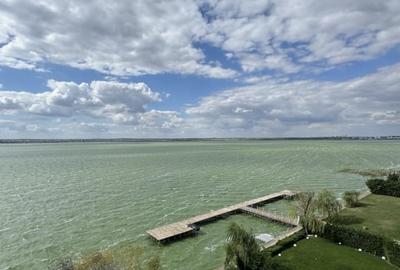 Un apartament ca o casa, cu peluza si ponton pe lac - 22