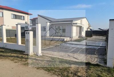 Casă cu 3 camere în Tunari