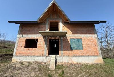 Casă individuală cu 8 camere cu Teren 887 Mp în Rediu