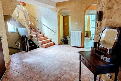 Proprietar vand vila d+p+e+m cu o suprafata generoasa de 540 mp construiti, teren amplu de 950 mp - 4