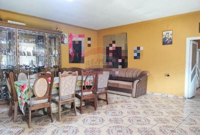 Casa cu 7 camere spa?ioase ideala pentru doua familii - 12