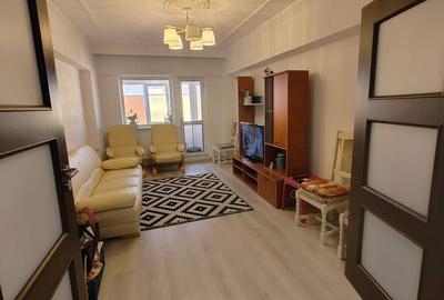 Apartament cu 3 camere decomandat în Capitol