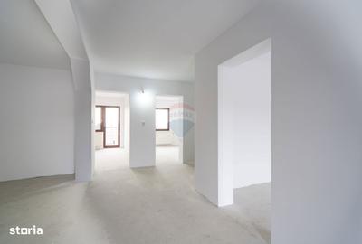 Casă cu 9 camere cu Teren 1000 Mp în Oncea