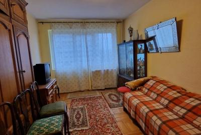 Piata Ramnicu Sarat - 3 camere decomandatE, 64 mp, balcon, etaj 5/10, metrou - 2